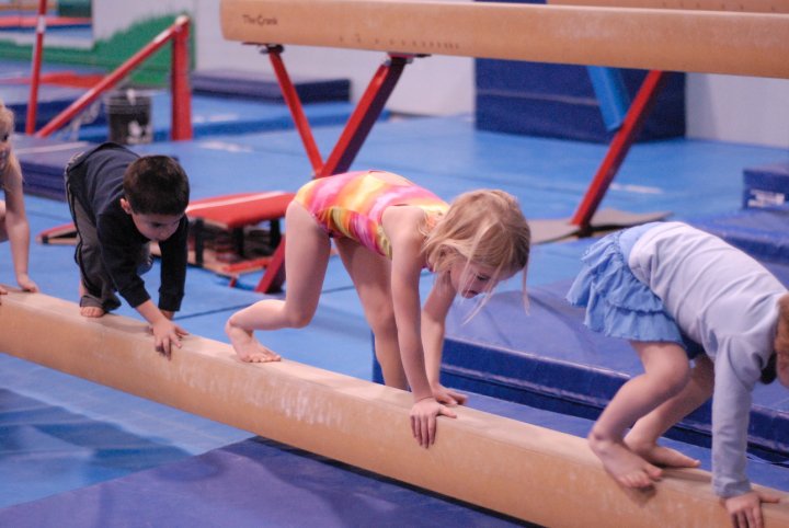 Our “Super stars” class is available to children who are 4-5 years old. This class helps facilitate a smooth 
transition between the Preschool program and our recreational gymnastics and tumbling.